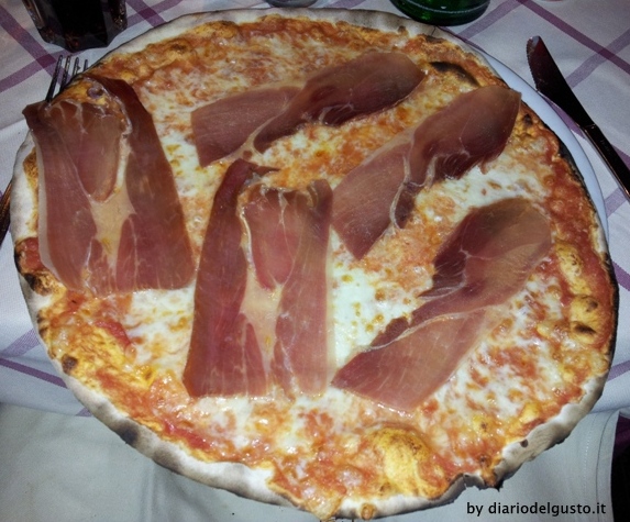 Foto Ai Balestrari in Prati Pizza Margherita con prosciutto crudo