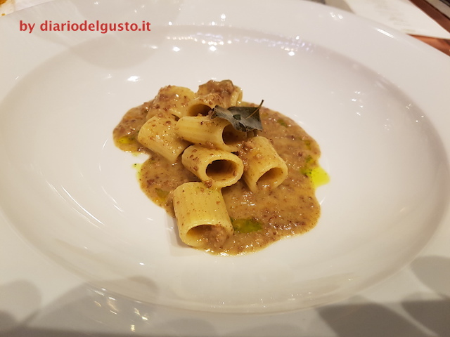 Foto Mezze maniche al ragù bianco e aneto