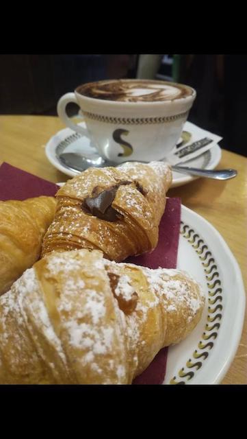 Foto Cornetti e cappuccino al cioccolato Sciascia Caffè Mazzini