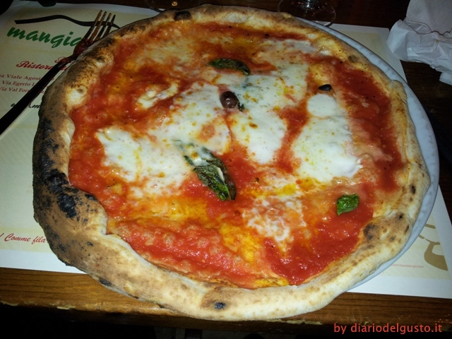 Foto Mangianapoli Pizza Margherita con bufala