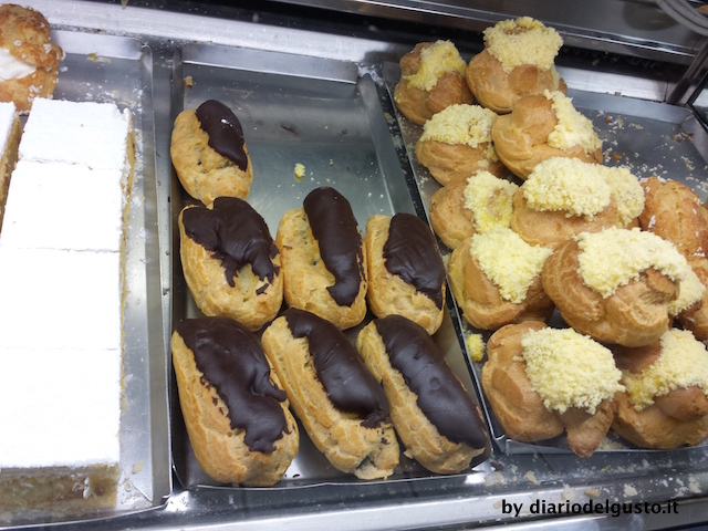 Foto Regoli Bignè al cioccolato e alla crema al limone