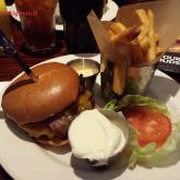 Legendary burger con patate fritte