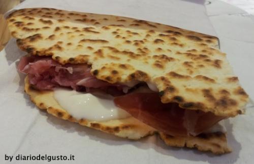 Piadina prosciutto crudo e squacquerone