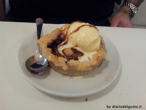 Torta di mele con gelato