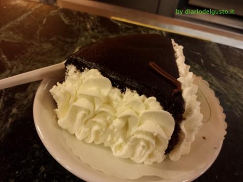 Torta Sacher con panna