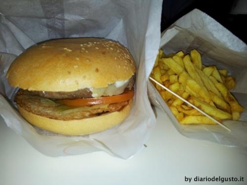 Hamburger Cisgiotto con patate fritte