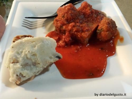 Polpette al sugo e farcia di cacio e pepe sul pane