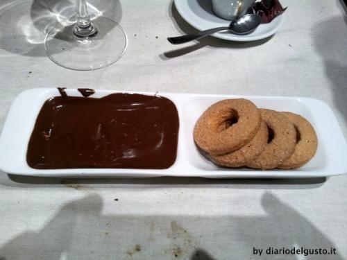 Fonduta di cioccolato con biscotti